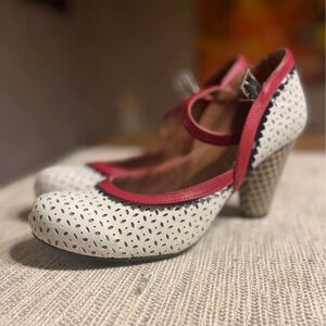 La Veintinueve retro style rare shoes minimal wear very cute. Size 36